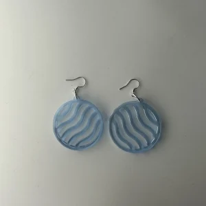 round wavy blue earrings