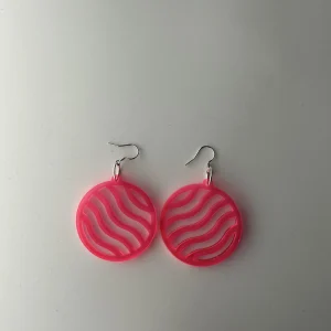 round wavy red earrings