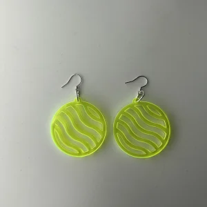 round wavy green earrings